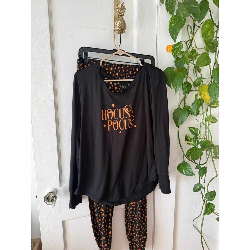 Hocus Pocus spooky night women’s size large pajama set